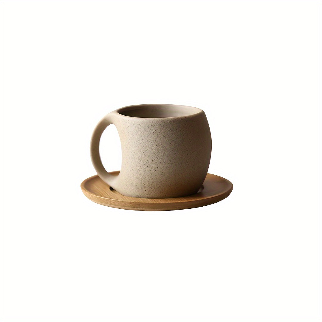 Czarny ceramiczny kubek do kawy z drewnianym spodkiem